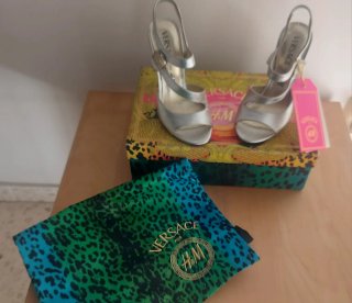 Sandalias Versace x H&M Edición Limitada