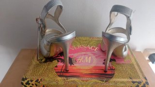 Sandalias Versace x H&M Edición Limitada