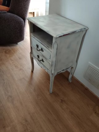 Mesa de noche antigua madera restaurada a mano