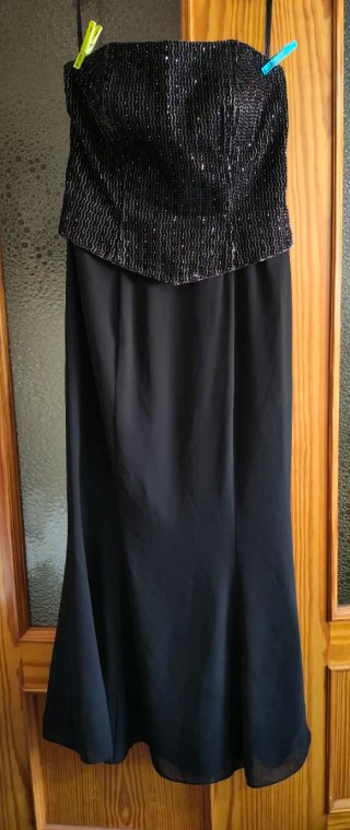 Vestido de fiesta negro con pedrería