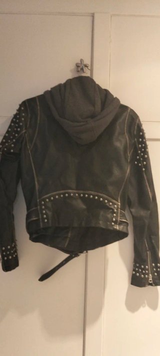 Cazadora tachuelas con o sin capucha