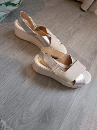 Sandalias Tacón Beige y Plateadas