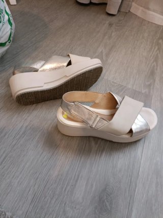 Sandalias Tacón Beige y Plateadas