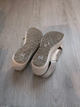 Sandalias Tacón Beige y Plateadas