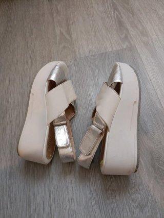 Sandalias Tacón Beige y Plateadas
