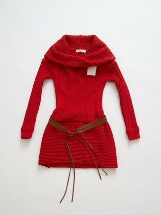 Vestido rojo con cinturón marrón