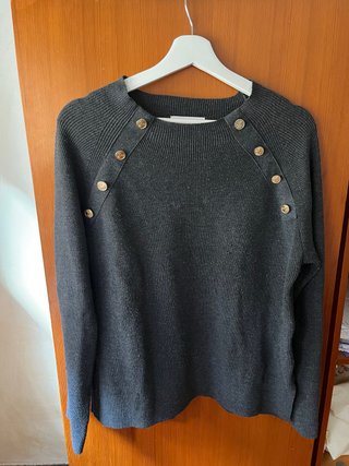 Jersey gris con botones dorados