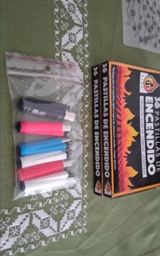 Lote de 7 mecheros y pastillas de encendido