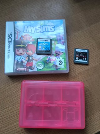 Due giochi Nintendo DS e custodia per cartucce