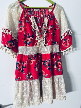 Vestido floral con encaje y flecos