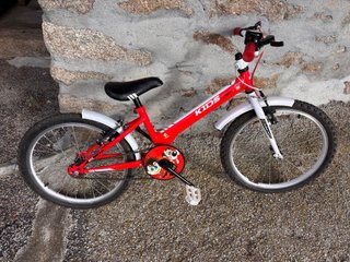 Bicicleta infantil roja y blanca