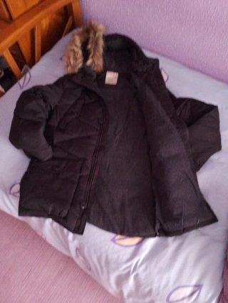 Parka negra con capucha y pelo