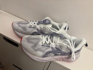 Asics Novablast 5 Morado/Blanco