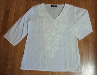 Blusa bordada.