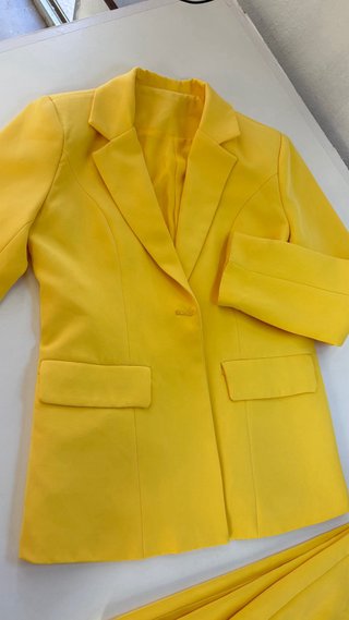 Traje de chaqueta amarillo