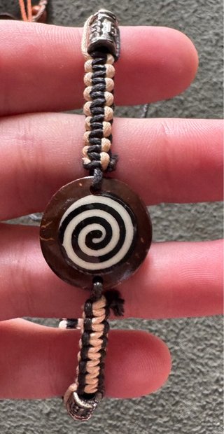 Pulsera con motivo de espiral