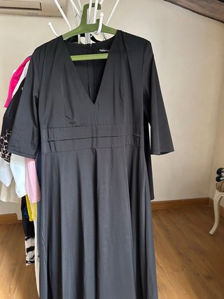 Vestido Negro de Corte Clásico