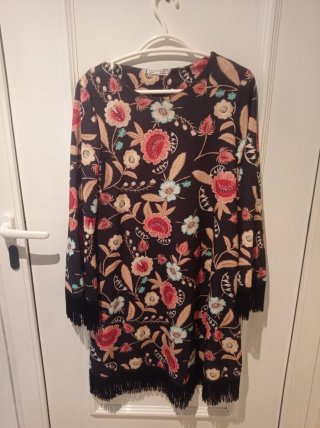 Vestido corto negro con estampado floral y flecos
