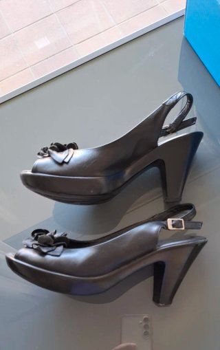 Sandalias negras de tacón.