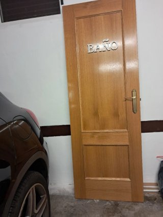 Puertas de Roble con Letrero de Baño