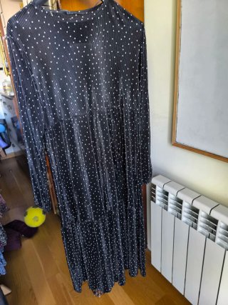 Vestido negro plisado de lunares