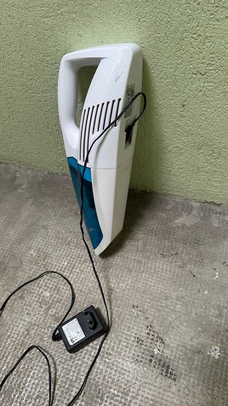 Aspirador de mano blanco y azul los dos por 20 €
