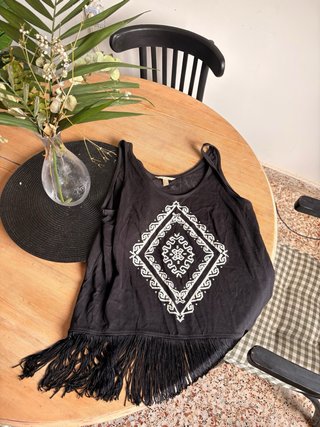 Camiseta sin mangas con flecos y estampado
