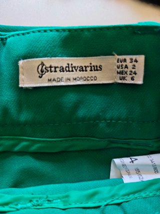 Conjunto Stradivarius: Top Negro y Falda Verde