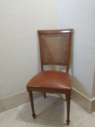 Sillas de madera con asiento de cuero