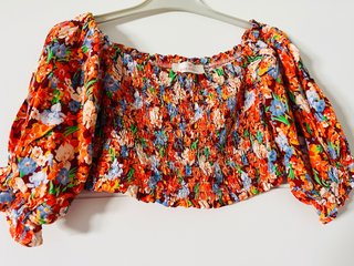 Top manga abullonada floral