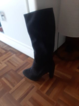 Botas altas negras ante