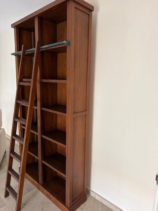 Estantería de madera maciza