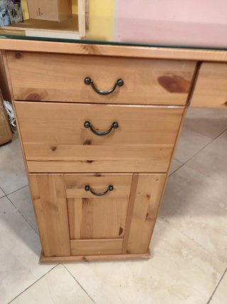 Mesa de Madera Robusta con Cristal