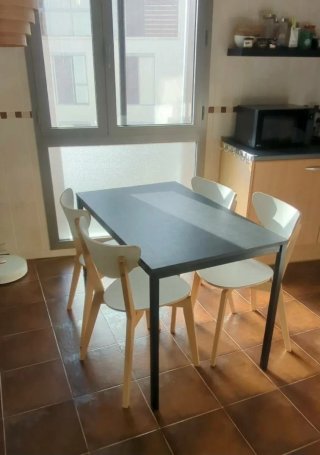 Conjunto mesa y 4 sillas