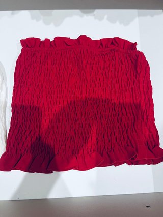 Top palabra de honor fruncido rojo