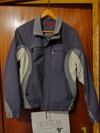 Cazadora de hombre azul y gris