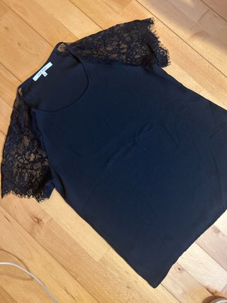 Blusa con detalles de encaje en mangas