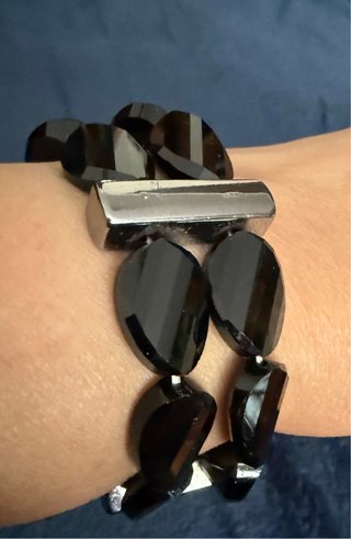 Pulsera elástica pedrería negra y plateada