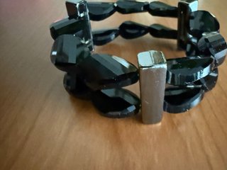 Pulsera elástica pedrería negra y plateada