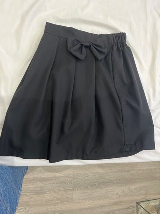 Falda negra con lazo