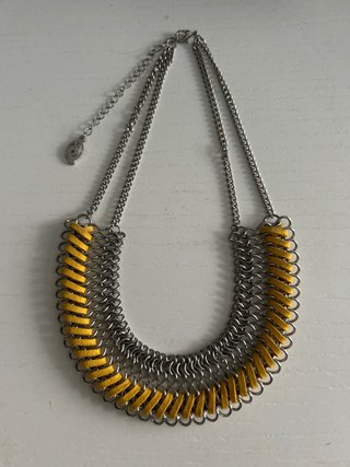Collar de eslabones y cordón amarillo