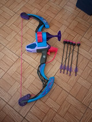 Arco de juguete con 5 flechas
