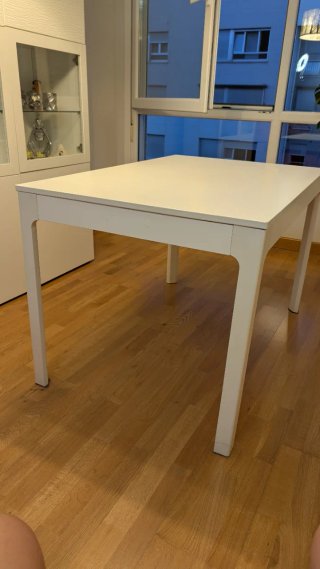 Mesa de comedor blanca de madera