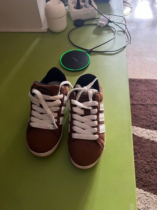 Zapatillas adidas niño marrón y blanco. Talla 31