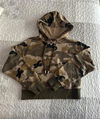 Sudadera corta camuflaje con capucha