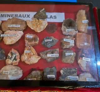 Collezione di minerali in teca