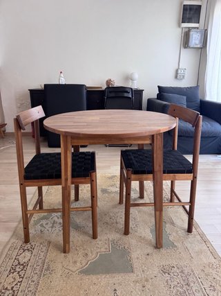 Mesa redonda y 2 sillas madera acacia