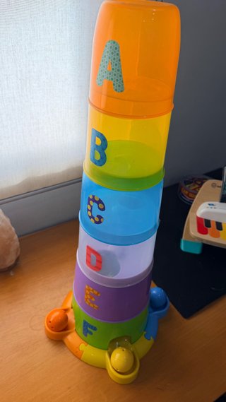 Torre de vasos apilables ABC con bolas