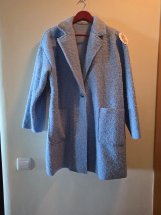 Abrigo azul de corte clásico