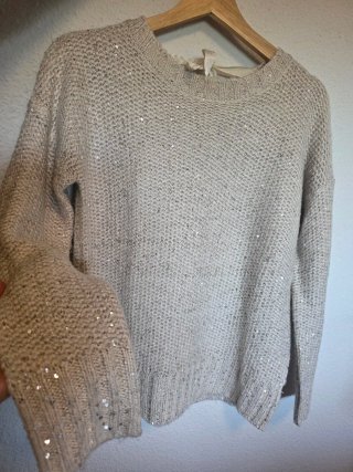 Jersey beige con lentejuelas plateadas